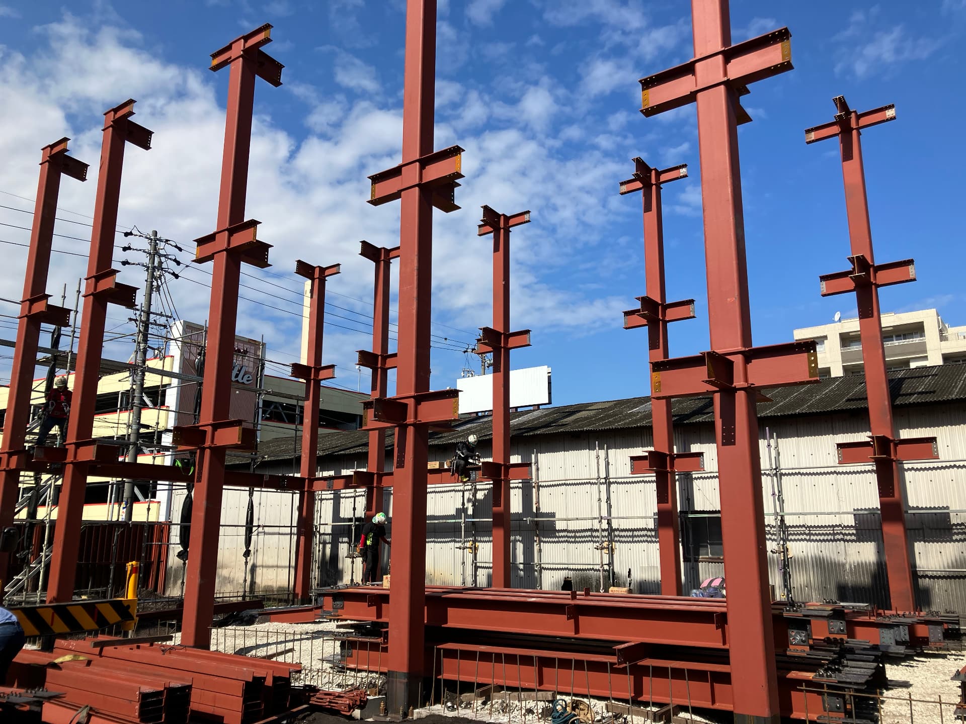 建て込まれた鉄骨柱が並ぶ現場