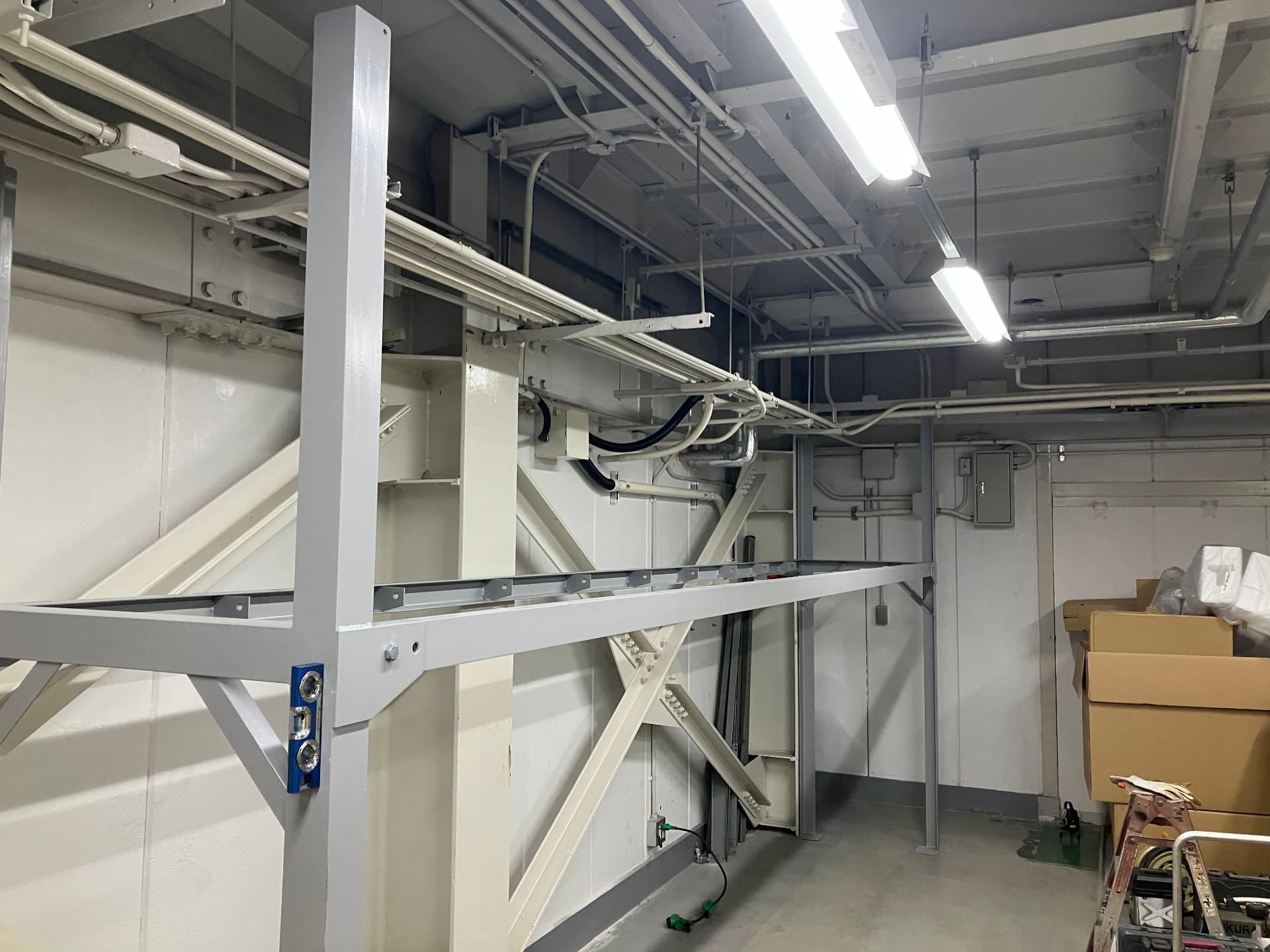 既存設備の間に後施工で取り付けた架台