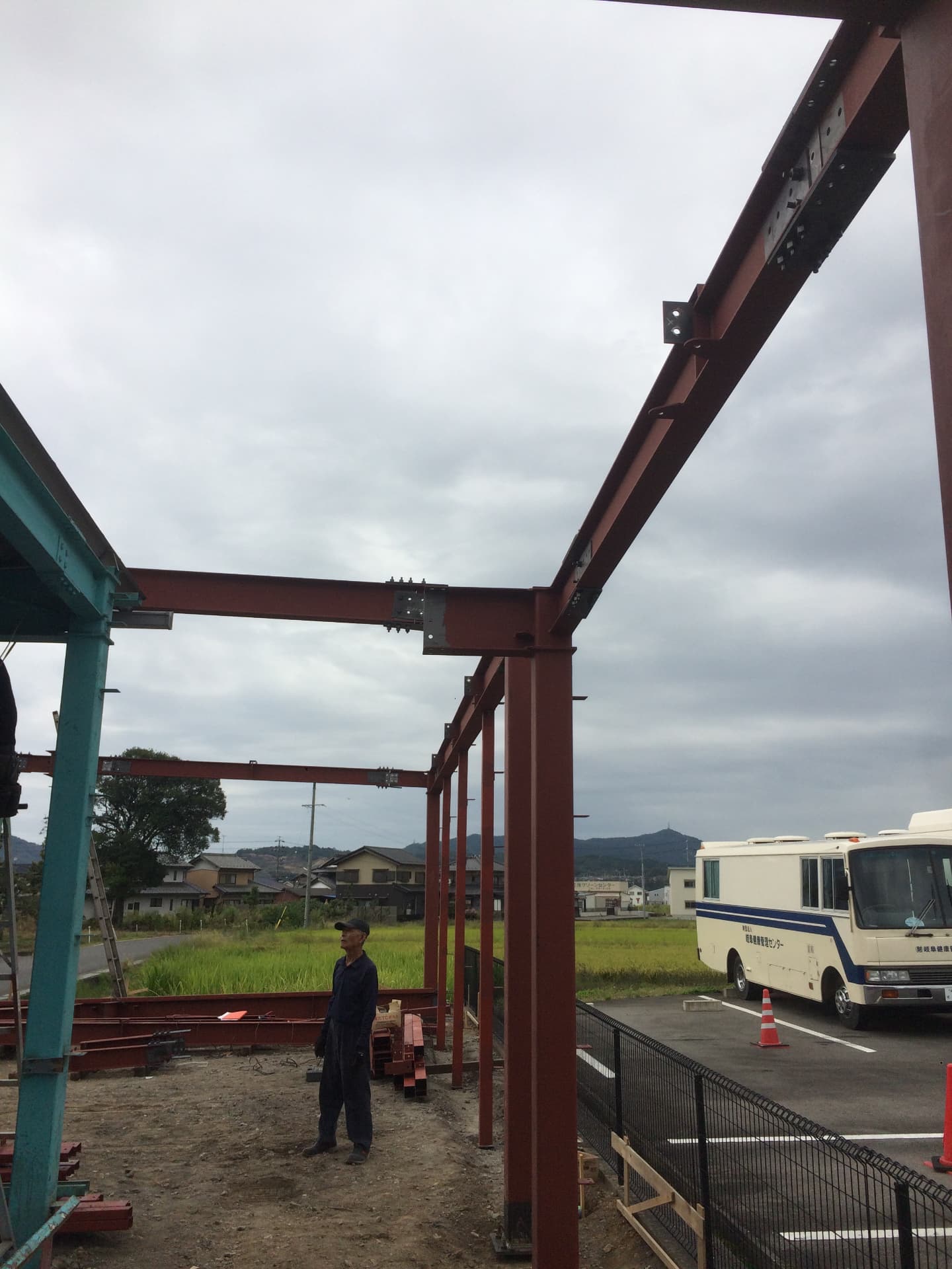 既存建物に接続する増築部分の鉄骨建方