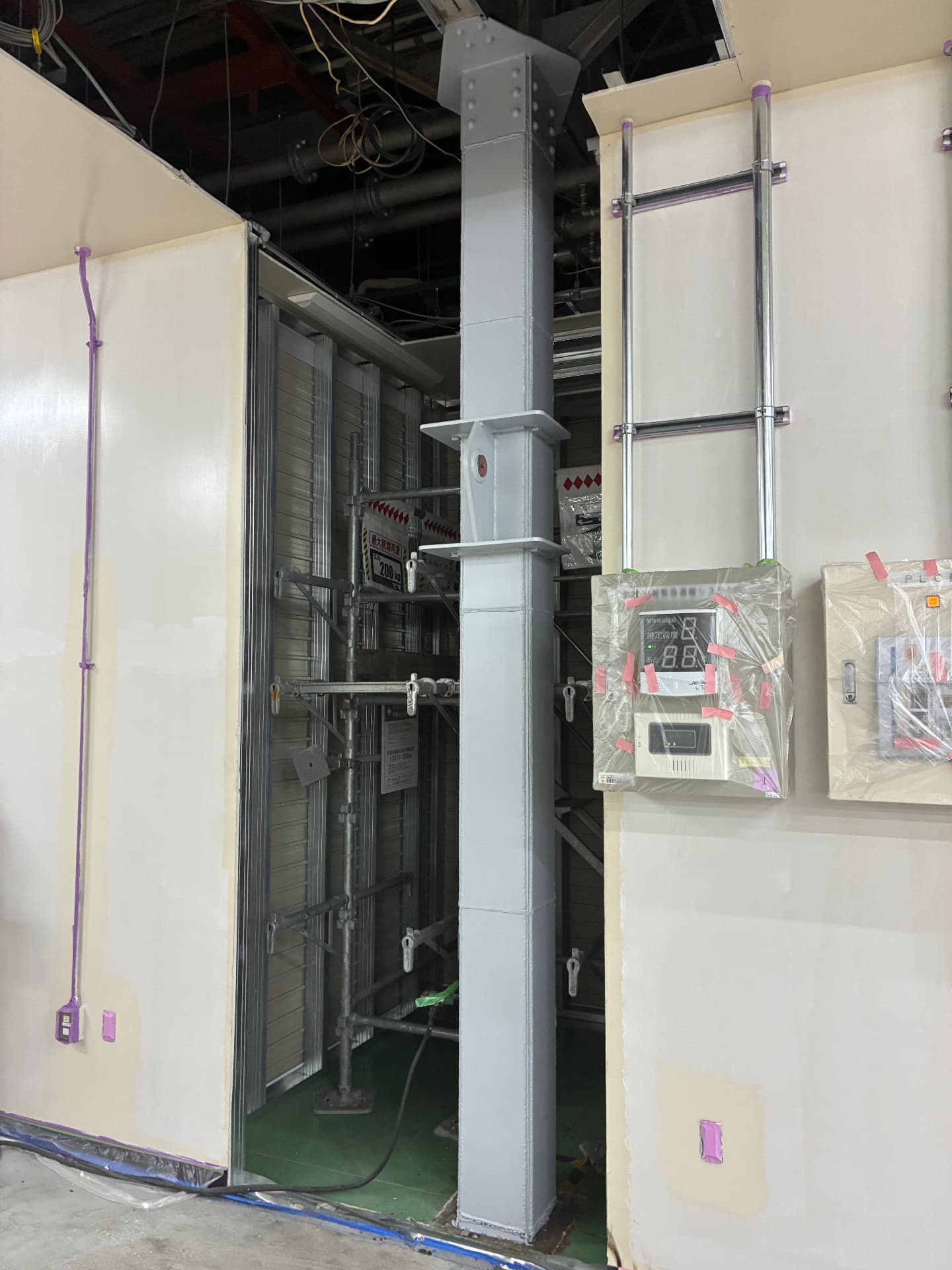 鋼板巻き補強と塗装が完了した柱