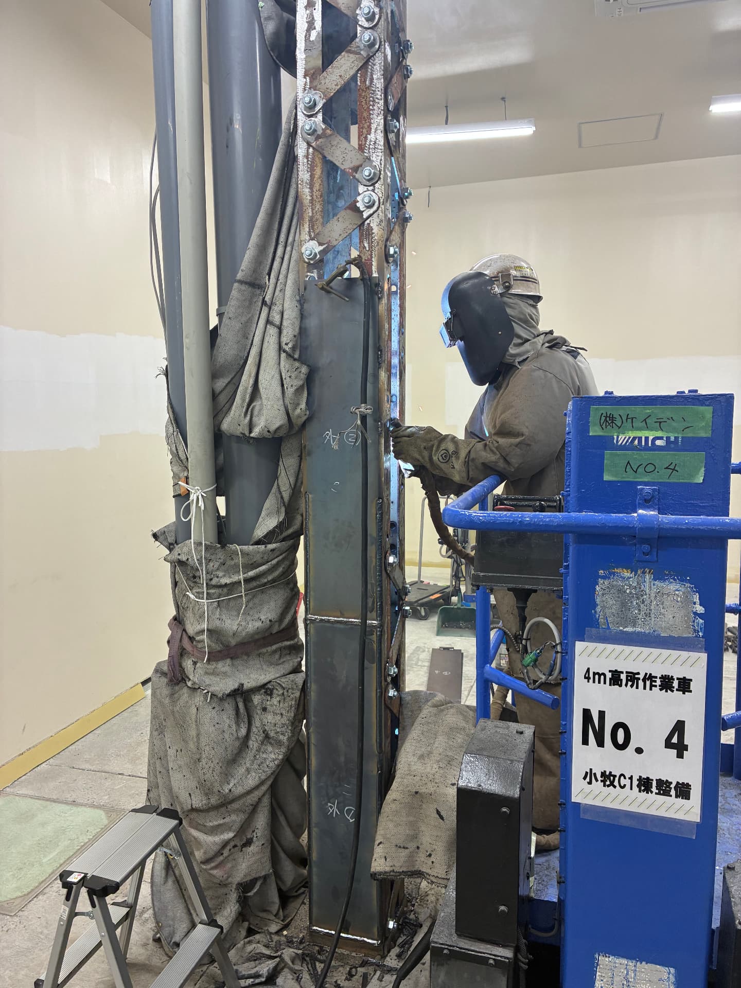 高所作業車を使った現場溶接の状況