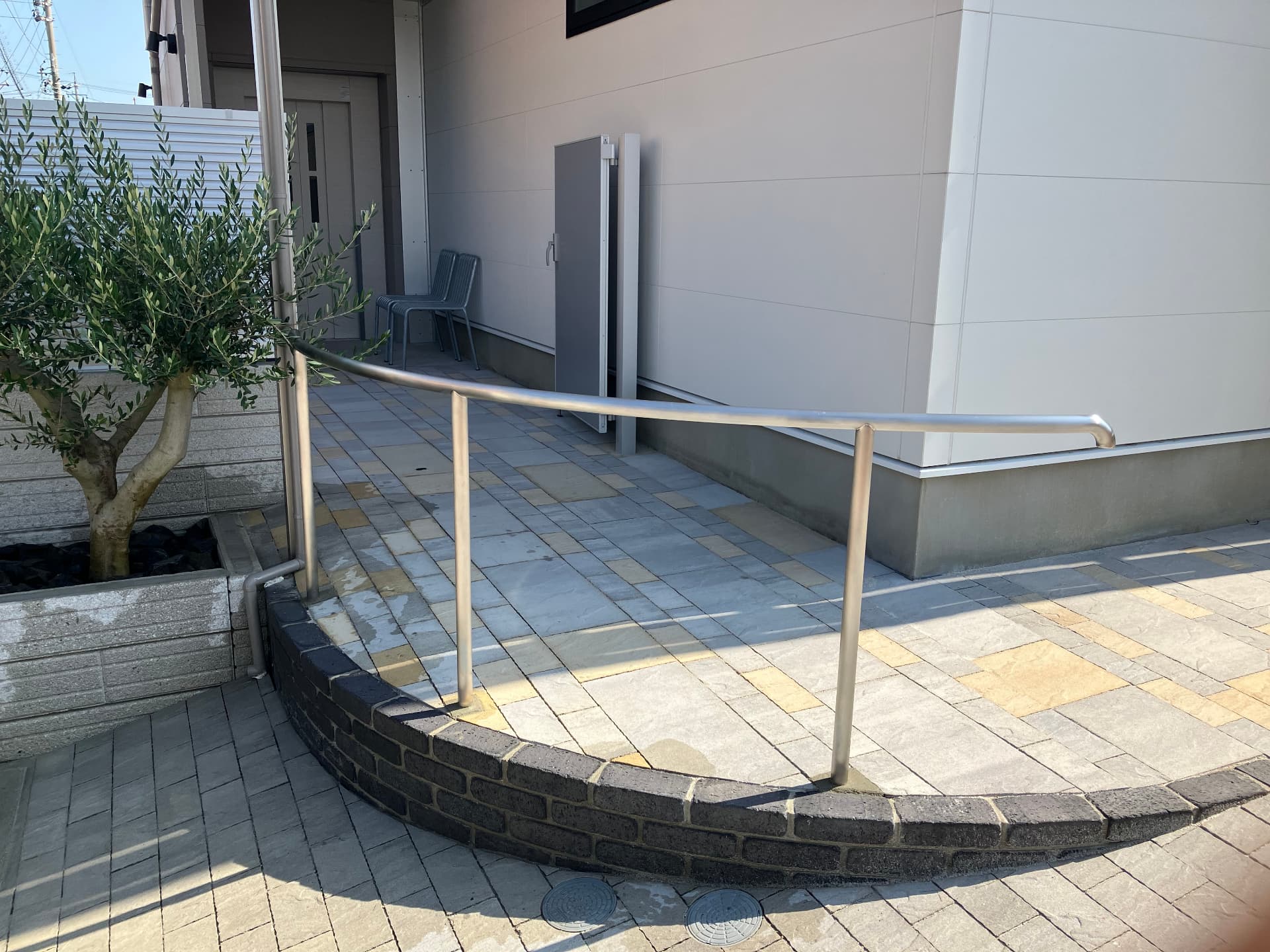 アプローチ手すりの納まり