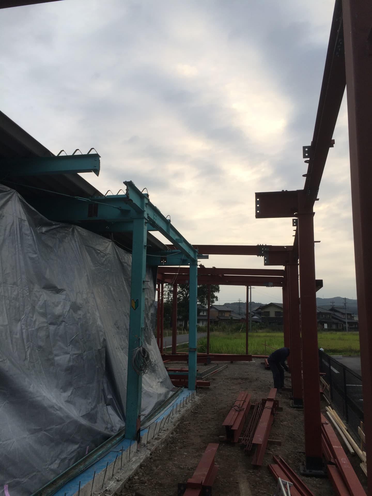 既存鉄骨と新設鉄骨が並ぶ増築部分