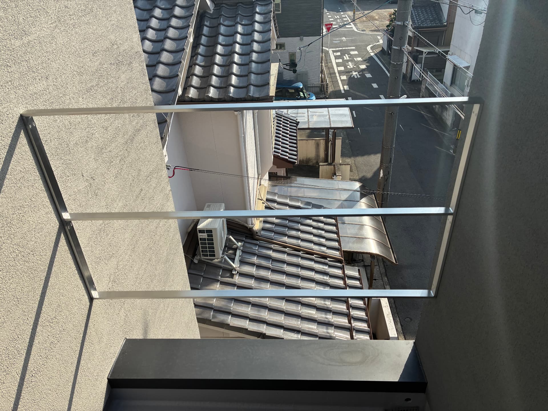外部空間に設置したステンレス製の手すり金物