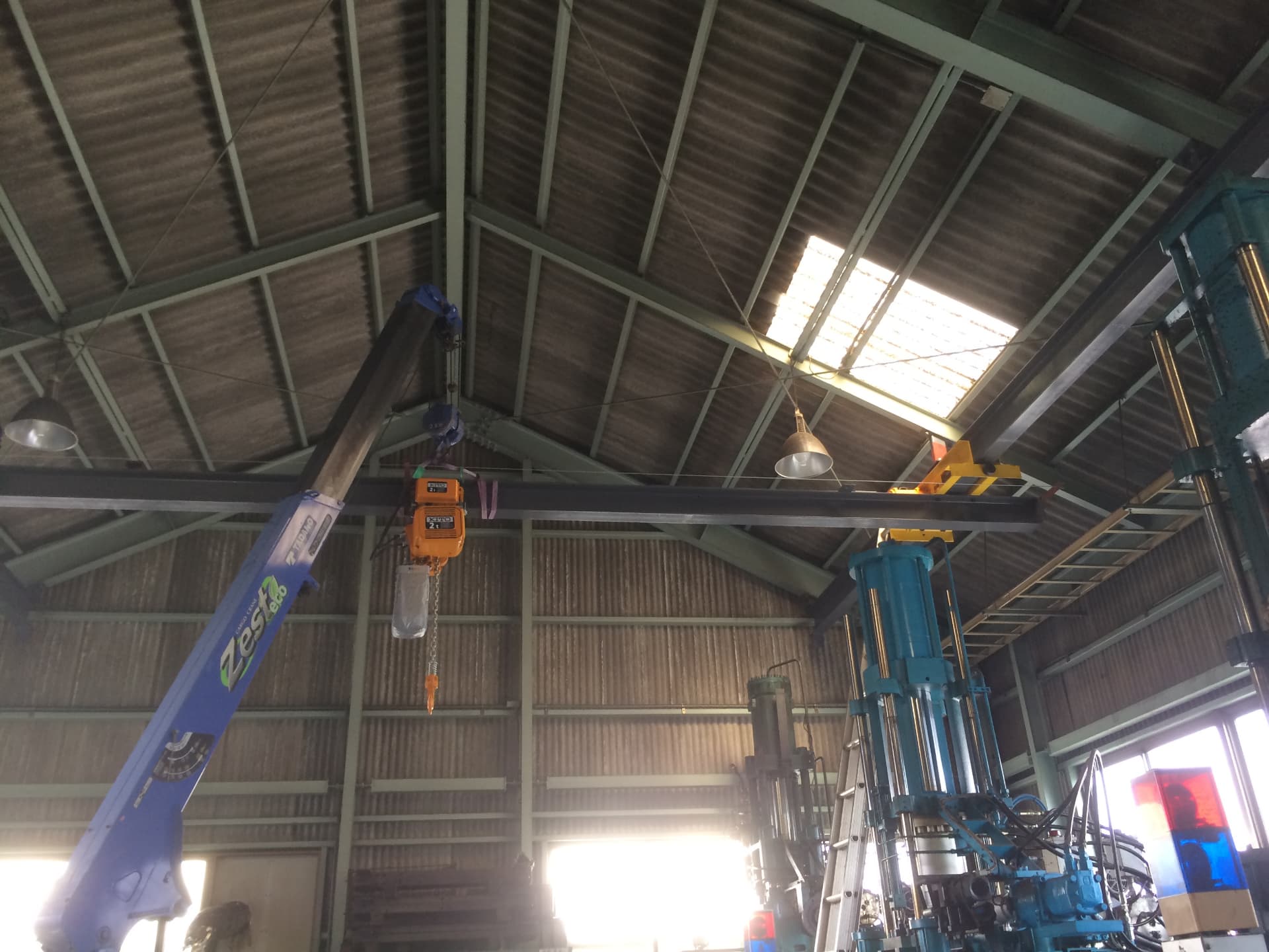 長尺の梁を吊り込んでいる現場の施工風景